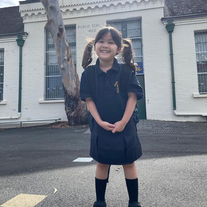 <p>Acha menceritakan tentang peraturan sekolah anak di Australia. Acha menjelaskan masa sekolah dasar (SD) di Australia yakni selama 7 tahun terhitung dari mulai masuk TK selama satu sampai satu setengah tahun di TK. "Hanya anak yang sudah berusia 6,5 tahun di bulan Juli (pada tahun tersebut) akan melanjutkan masuk ke SD," tulis Acha. (Foto: Instagram: @septriasaacha)</p>