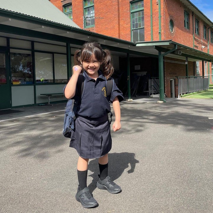 <p>Belum lama ini, Acha mengunggah foto hari pertama Bridgia masuk sekolah. Di usia 5 tahun, Bridgia bersekolah di Taman Kanak-Kanak (TK). "Sekolah sudah dimulai dan kamu tumbuh menjadi gadis yang pintar. Selamat bersenang-senang di sekolah, putriku," tulis Acha dalam bahasa Inggris seraya menyisipkan emotikon hati. (Foto: Instagram: @septriasaacha)</p>