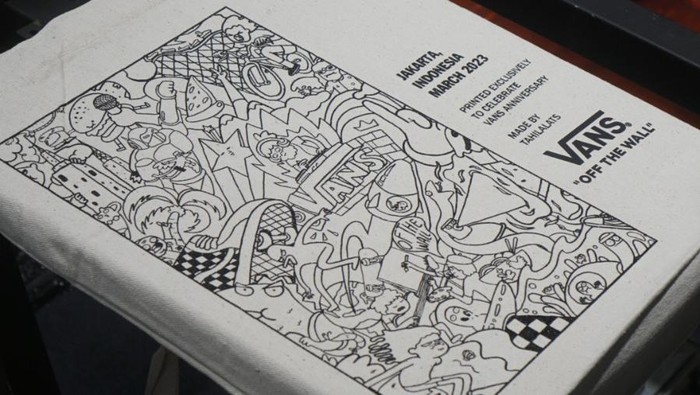 Rayakan Hari Jadi ke-57, Vans Indonesia Sediakan Screen-Printing Tote Bag Workshop dengan Artwork Spesial dari Tahilalats Rayakan Hari Jadi ke-57, Vans Indonesia Sediakan Screen-Printing Tote Bag Workshop dengan Artwork Spesial dari Tahilalats