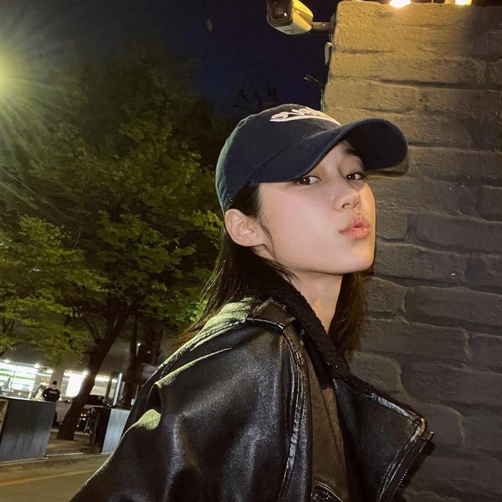<p>Dalam beberapa unggahan yang Bubun lihat, ia tampil menawan sekaligus stylish dengan topi yang dipakai. Misalnya saja dengan potret dengan baseball hat berikut. (Foto: Instagram @rohyoonseo)<br /><br /><br /></p>