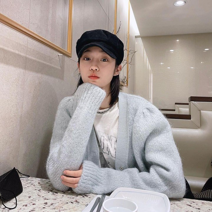 <p>Roh Yoon Seo merupakan aktris sekaligus model yang tengah naik daun, Bunda. Wanita kelahiran 23 tahun silam ini menarik perhatian sejak membintang <em>Crash Course In Romance</em> . (Foto: Instagram @rohyoonseo)<br /><br /><br /></p>