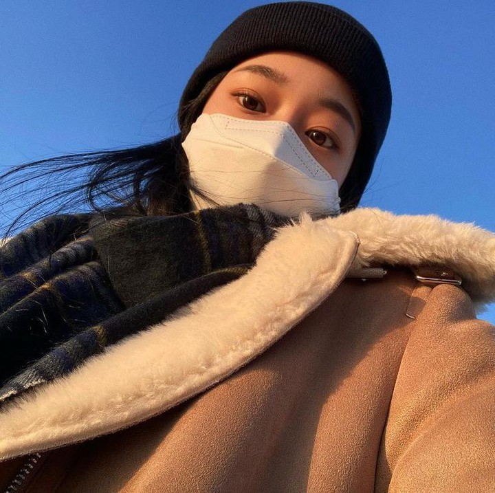 <p>Topi jenis beanie sendiri memang sering dipakai Roh Yoon Seo saat musim dingin, Bunda. Dengan begitu, topi ini dapat memberi kehangatan pada daun telinganya. (Foto: Instagram @rohyoonseo) <br /><br /><br /></p>