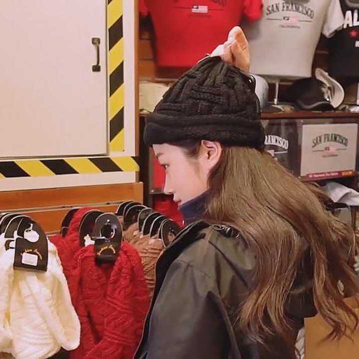 <p>Lalu, Roh Yoon Seo juga pernah memamerkan penampilannya dengan beanie nih, Bunda. Dalam potret ini, Roh Yoon Seo tampak bingung memilih warna, ya? (Foto: Instagram @rohyoonseo)<br /><br /><br /></p>