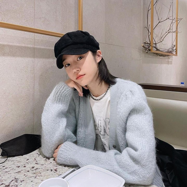 <p>Seperti artis lainnya, Roh Yoon Seo juga aktif menggunakan media sosial, Bunda. Di sana, ia membagikan berbagai potret keseharian, termasuk menunjukkan gaya berpakaianya lho. (Foto: Instagram @rohyoonseo)<br /><br /><br /></p>
