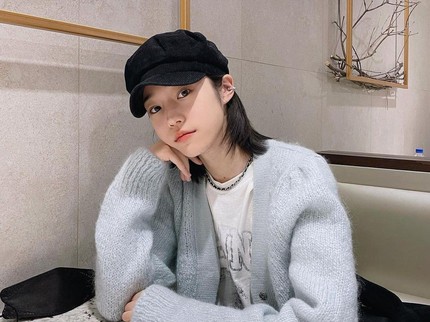 7 Potret Artis Cantik Korea Roh Yoon Seo Tampil Stylish dengan Topi