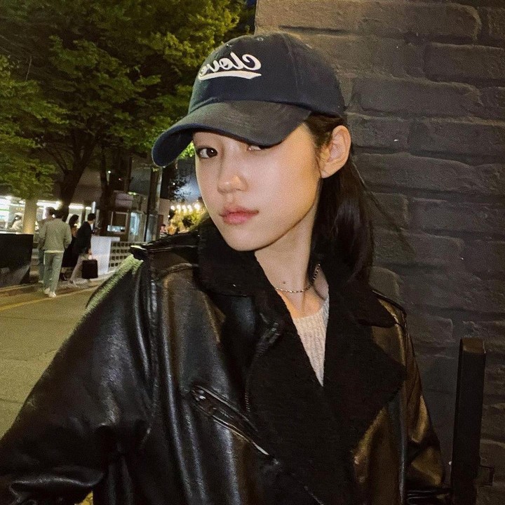 <p>Ternyata, Roh Yoon Seo menyukai penutup kepala seperti topi sebagai <em>item fashion</em>, nih. (Foto: Instagram @rohyoonseo)<br /><br /><br /></p>