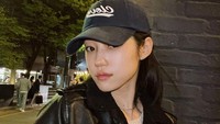 <p>Ternyata, Roh Yoon Seo menyukai penutup kepala seperti topi sebagai <em>item fashion</em>, nih. (Foto: Instagram @rohyoonseo)<br /><br /><br /></p>