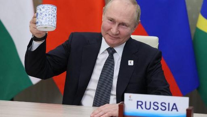 Russian President Vladimir Putin makes a toast as he takes part in the XIV BRICS summit in virtual format via a video call, in Moscow on June 23, 2022. (Photo by Mikhail Metzel / SPUTNIK / AFP)
