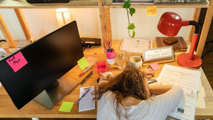 Seorang perempuan yang keletihan dalam bekerja/Foto: pexels.com/RODNAE Productions