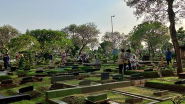 img-title Tata Cara dan Bacaan Tawasul saat Ziarah Kubur dalam Islam