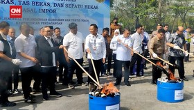 VIDEO: 730 Bal Pakaian Bekas Impor Asal China Dimusnahkan