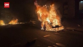 VIDEO: Massa Bakar Mobil Saat Bentrokan Unjuk Rasa Tolak RUU Pensiun