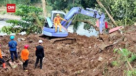 VIDEO: Tim SAR Gabungan Kembali Cari 2 Korban Longsor Rel KA Bogor