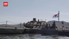 VIDEO: Latihan Perang Korea-AS, Bangun Jembatan Ponton Sebrangi Tank