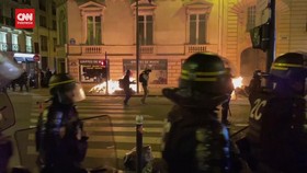 VIDEO: Paris Rusuh Ribuan Massa Demo Protes RUU Pensiun