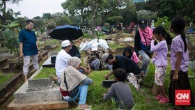 FOTO: Hangat Pemakaman oleh Para Peziarah Jelang Ramadan