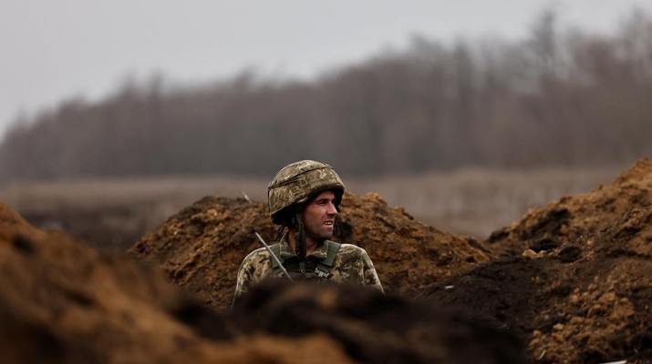 A Ukrainian soldier of the Paratroopers' of 80th brigade watches his surroundings at a frontline position near Bakhmut, amid Russia's attack on Ukraine, in Donetsk region, Ukraine March 16, 2023. REUTERS/Violeta Santos Moura