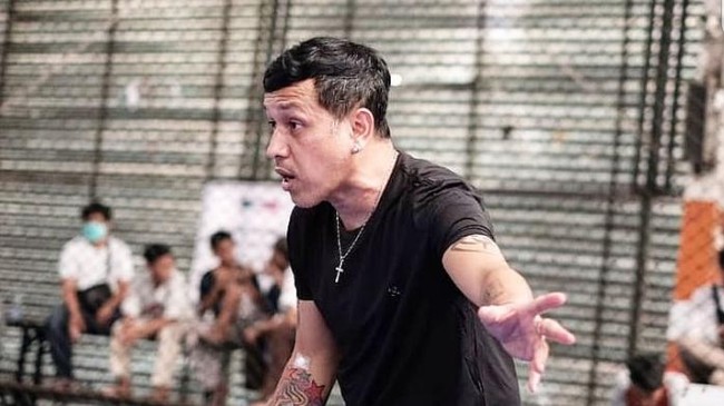 Vennard Hutabarat mengawali karier sebagai pesepakbola dan kemudian beralih menjadi pemain futsal. Namanya kini identik dengan legenda futsal nasional.
