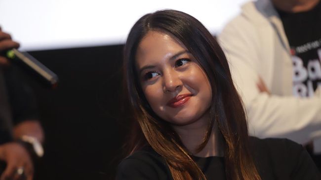 Aurelie Moeremans dan Tyler Bigenho resmi menikah di Amerika Serikat. Pernikahan itu dikonfirmasi Aurelie dalam unggahan media sosial terbarunya.