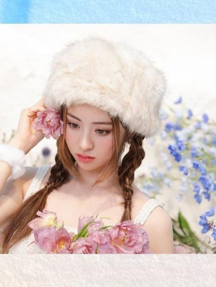 Bersama anggota grupnya, Chaewon, Yunjin berpartisipasi dalam 1st mini album LE SSERAFIM. Mereka menulis lagu B-side berjudul “Blue Flame”./Foto: instagram.com/le_sserafim