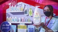 <p>LazMall Daily Bunda Fest 2023 berlangsung selama tiga hari berturut-turut mulai 17 hingga 19 Maret 2023. Acara ini digelar di Grand Atrium Mall Kota Kasablanka. Selain talkshow dan penampilan bintang tamu, LazMall Daily Bunda Fest 2023 juga diramaikan dengan booth dari berbagai brand. Salah satunya Johnson &amp; Johnson. (Foto: Rifkianto Nugroho)</p>