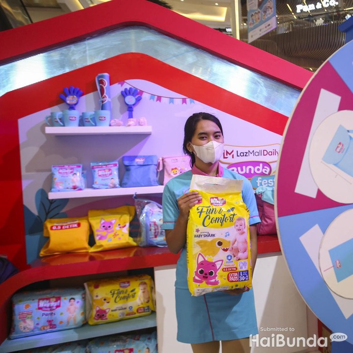 <p>Selanjutnya, ada pula booth popok Baby Happy yang juga menawarkan aktivitas menarik untuk Bunda dan Si Kecil. Tak ketinggalan hadiah menarik yang bisa didapatkan dengan memutar spin wheel. (Foto: Rifkianto Nugroho)</p>