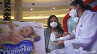 <p>Tak ketinggalan pula booth MamyPoko yang juga turut meramaikan acara LazMall Daily Bunda Fest 2023. Di booth ini, para Bunda dan Ayah juga dijelaskan tentang popok sekali pakai untuk newborn agar tidak terjadi iritasi. (Foto: Rifkianto Nugroho)</p>