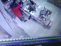 Terekam CCTV! Aksi Perampok Todong Kasir Gasak Duit Minimarket di Cilacap