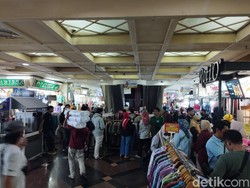 Pasar Tanah Abang Diserbu Pengunjung Jelang Ramadan