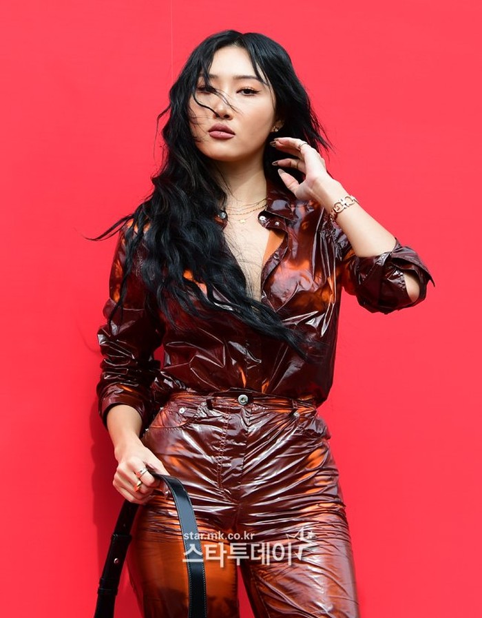 Idol dengan nama asli Ahn Hye Jin tersebut berpose dengan pennuh percaya diri. Tampilan 'Wet Look' pada rambut dan riasan elegan berhasil membuat penggemar histeris mengagumi pesonanya yang menarik dengan standar kecantikan tersendiri./ Foto: allkpop.com