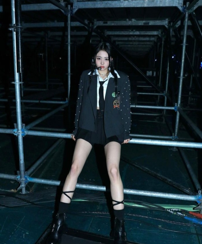 Idol yang memiliki nama inggris Jennifer Huh ini, pernah menjadi peserta Produce48. Kala itu, ia tampil sebagai peserta pelatihan dari Pledis Entertainment. Namun, Yunjin gagal debut dan tereliminasi pada episode 11./Foto: instagram.com/jenaissante