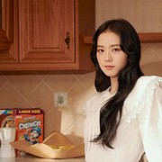 Inspirasi Gaya Kasual Feminin ala Jisoo BLACKPINK yang Gampang Buat Kamu Tiru