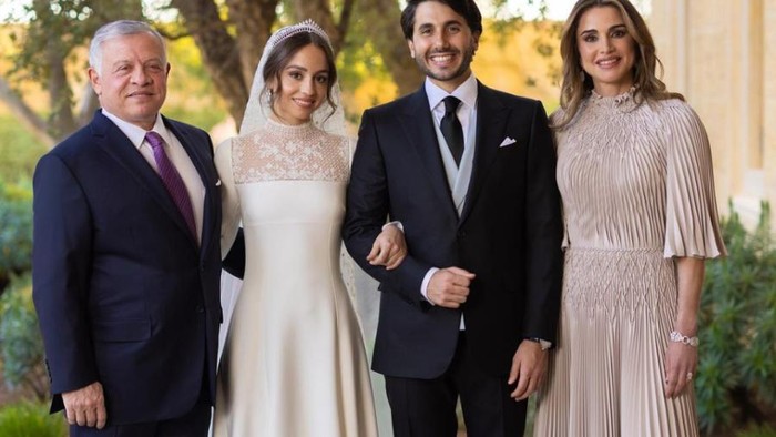 Elegan dan Sederhana, Lihat Tampilan Anggun Ratu Rania Menghadiri Pernikahan Anaknya, Putri Iman