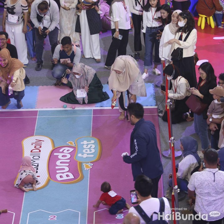 <p>Lomba Bayi Merangkak hanyalah satu dari ragam kemeriahan LazMall Daily Bunda Fest 2023 yang masih akan terus berlanjut hingga Minggu (19/03/2023). Jangan lewatkan berbagai kegiatan seru seperti <em>talkshow,</em> <em>meet and greet,</em> dan penampilan dari para artis ya. (Foto: Rifkianto Nugroho)</p>