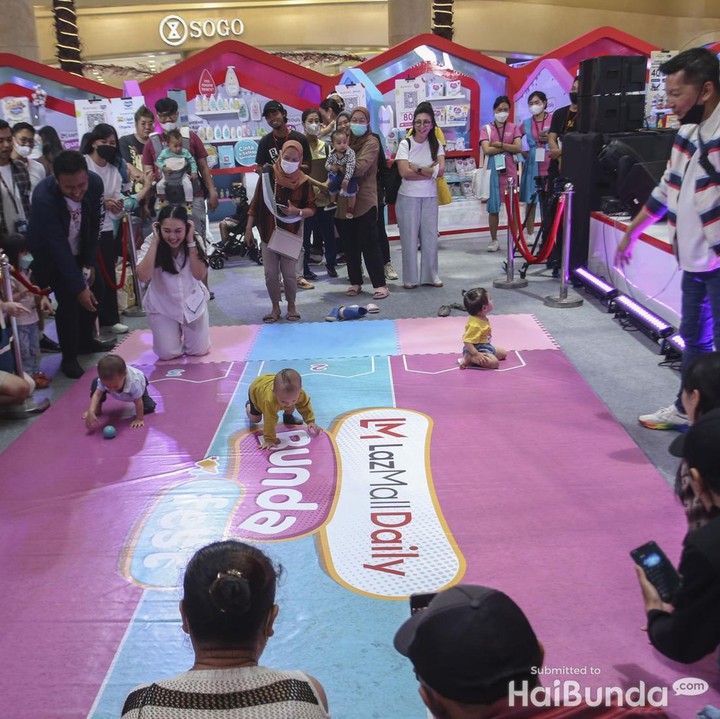 <p>Hari kedua LazMall Daily Bunda Fest 2023 meramaikan Kota Kasablanka, Jakarta Selatan, pada Sabtu (18/3/23). Kemeriahan begitu terasa ketika 28 peserta Bunda dan Si Kecil mengikuti Lomba Bayi Merangkak. (Foto: Rifkianto Nugroho)</p>