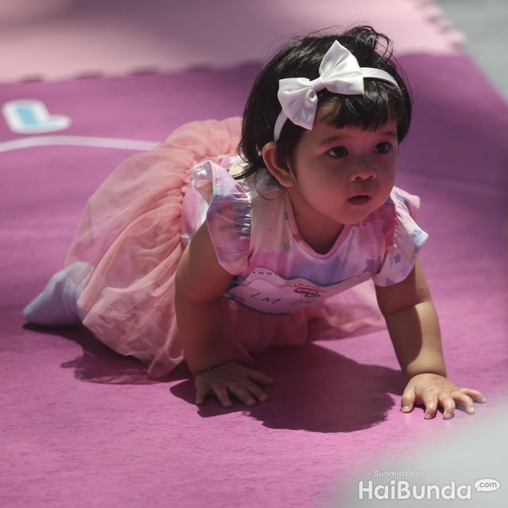 <p>Lomba yang diikuti oleh bayi berusia 7-15 bulan ini, mereka ditantang untuk berlomba-lomba mencapai garis finish di tempat sang Bunda menanti. Para Bunda diperbolehkan memegang mainan untuk menarik perhatian Si Kecil hingga ke<em> finish</em>. (Foto: Rifkianto Nugroho)</p>