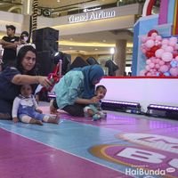 7 Potret Hebohnya Lomba Bayi Merangkak Di LazMall Daily Bunda Fest 2023 ...