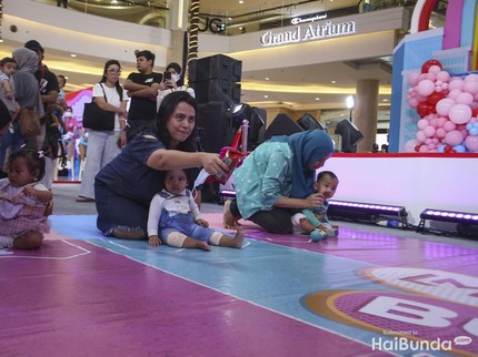 7 Potret Hebohnya Lomba Bayi Merangkak di LazMall Daily Bunda Fest 2023