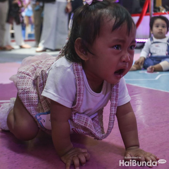 <p>Beberapa bayi tampak merangkak dengan sangat gesit. Tak sedikit pula yang diam kebingungan di tengah arena. Beberapa bayi juga bikin heboh karena mendadak menangis dan merangkak semakin cepat. Tingkah lucu mereka sukses menuai tawa penonton, nih.  (Foto: Rifkianto Nugroho)</p>