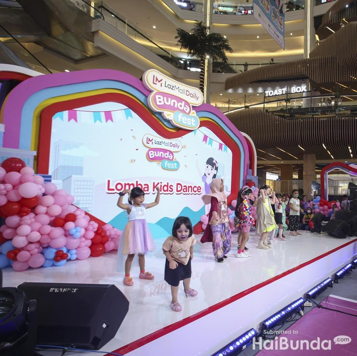 <p>Keseruan hari kedua LazMall Daily Bunda Fest 2023 masih terus berlanjut. Di siang hari, Grand Atrium Mall Kota Kasablanka dimeriahkan oleh para peserta Lomba Kids Dance yang saling unjuk bakat. (Foto: Rifkianto Nugroho)</p>