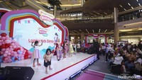 <p>Keseruan hari kedua LazMall Daily Bunda Fest 2023 masih terus berlanjut. Di siang hari, Grand Atrium Mall Kota Kasablanka dimeriahkan oleh para peserta Lomba Kids Dance yang saling unjuk bakat. (Foto: Rifkianto Nugroho)</p>