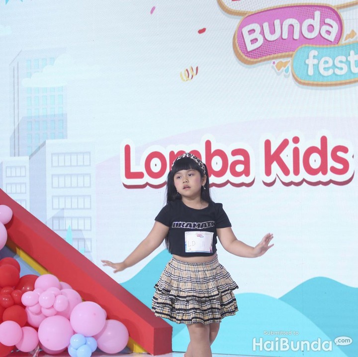 <p>Alunan lagu Tiba-Tiba karya Quinn Salman mengiringi Si Kecil yang menampilkan tarian di atas panggung. Mereka bergerak dengan sangat energik. Ada juga yang masih malu-malu, Bunda. (Foto: Rifkianto Nugroho)</p>