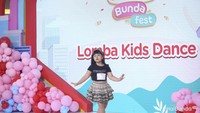 <p>Alunan lagu Tiba-Tiba karya Quinn Salman mengiringi Si Kecil yang menampilkan tarian di atas panggung. Mereka bergerak dengan sangat energik. Ada juga yang masih malu-malu, Bunda. (Foto: Rifkianto Nugroho)</p>