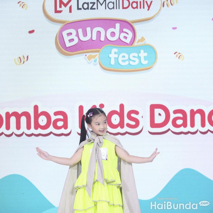 <p>Lomba Kids Dance diikuti oleh 16 peserta anak usia 4-8 tahun yang menampilkan bakat menari di depan banyak orang. Lomba ini dinilai oleh para juri, yakni Managing Editor HaiBunda Zika Zakiya, Division Head Brand Communication Detikcom Karel Anderson, dan mom-fluencer Siti Hajar Riska. (Foto: Rifkianto Nugroho)</p>