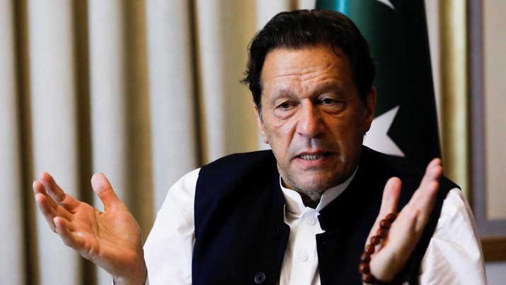 Mantan Perdana Menteri Pakistan Imran Khan, memberi isyarat saat berbicara dengan Reuters selama wawancara, di Lahore, Pakistan 17 Maret 2023. (REUTERS/Akhtar Soomro)