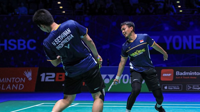 Ganda putra Indonesia Mohammad Ahsan/Hendra Setiawan menelan kekalahan 21-23 dan 17-21 di perempat final Malaysia Masters 2023.