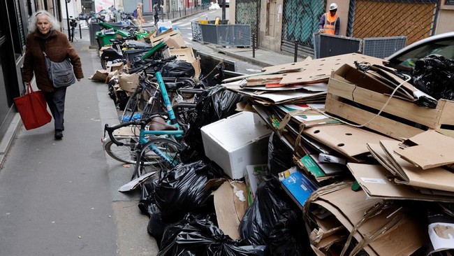 FOTO: Paris Dipenuhi Sampah 10 Ribu Ton Imbas Aksi Mogok Pekerja