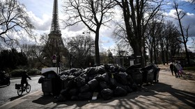FOTO: Paris Dipenuhi Sampah 10 Ribu Ton Imbas Aksi Mogok Pekerja