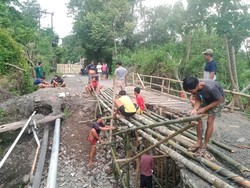 Warga Jungutan Perlebar Jembatan Darurat Agar Ogoh-ogoh Bisa Lewat