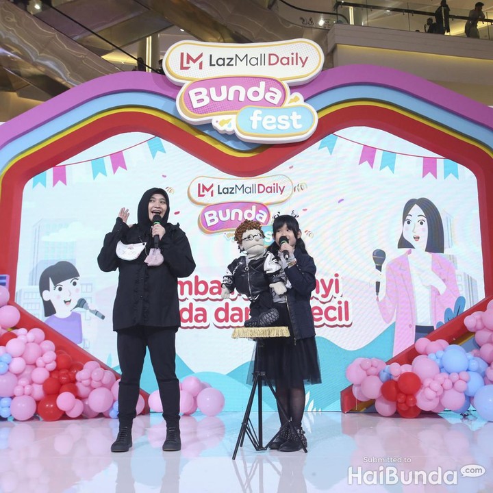 <p>Keseruan berlanjut dengan pengumuman pemenang Lomba Menyanyi Bunda dan Si Kecil. Di sesi kali ini, mereka saling menunjukkan kekompakan dalam menyanyikan lagu pilihan masing-masing. (Foto: Rifkianto Nugroho)</p>